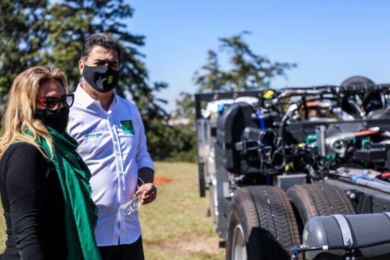 prefeitura de cuiaba | prefeito e primeira dama vistoriam novos coletivos para capital; gestao renovara 50porcent da frota ainda no primeiro semestre 2021 05 20 15:08:13